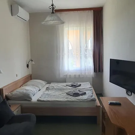 Couette-café Karat Panzio 3*