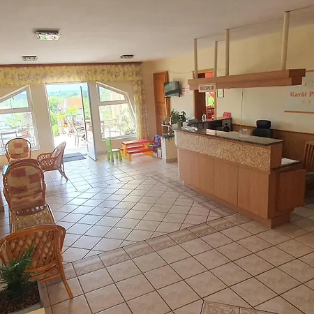 Oda ve Kahvaltı Karat Panzio 3*